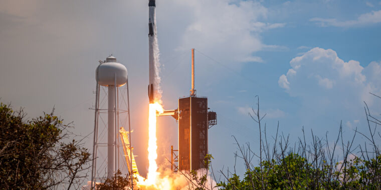 Rocket Document: Falcon 9 leaps forward; a gator and a Dragon