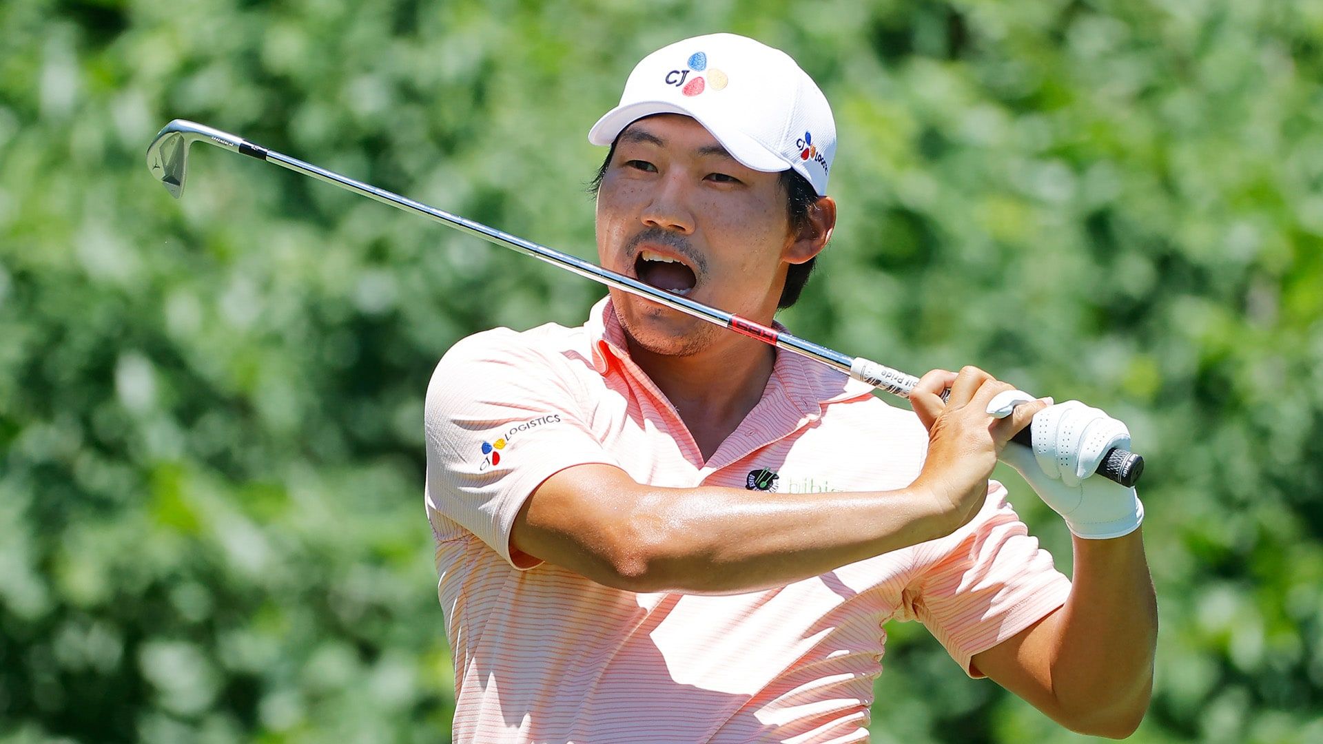 Sung Kang makes an ace at Colonial and the no longer-crowd goes no longer-wild