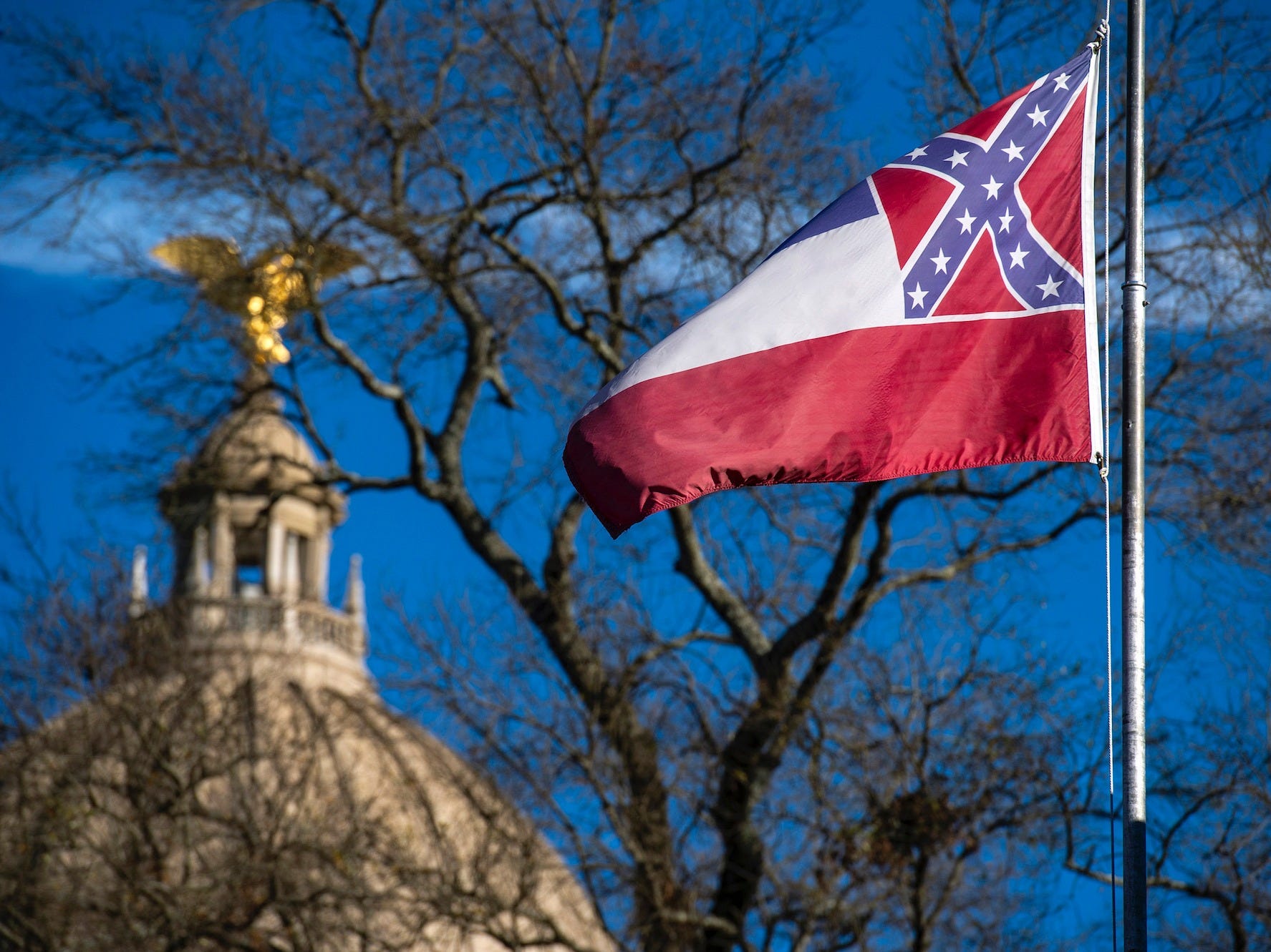 Mississippi lawmakers vote to remove the Confederate image from order flag