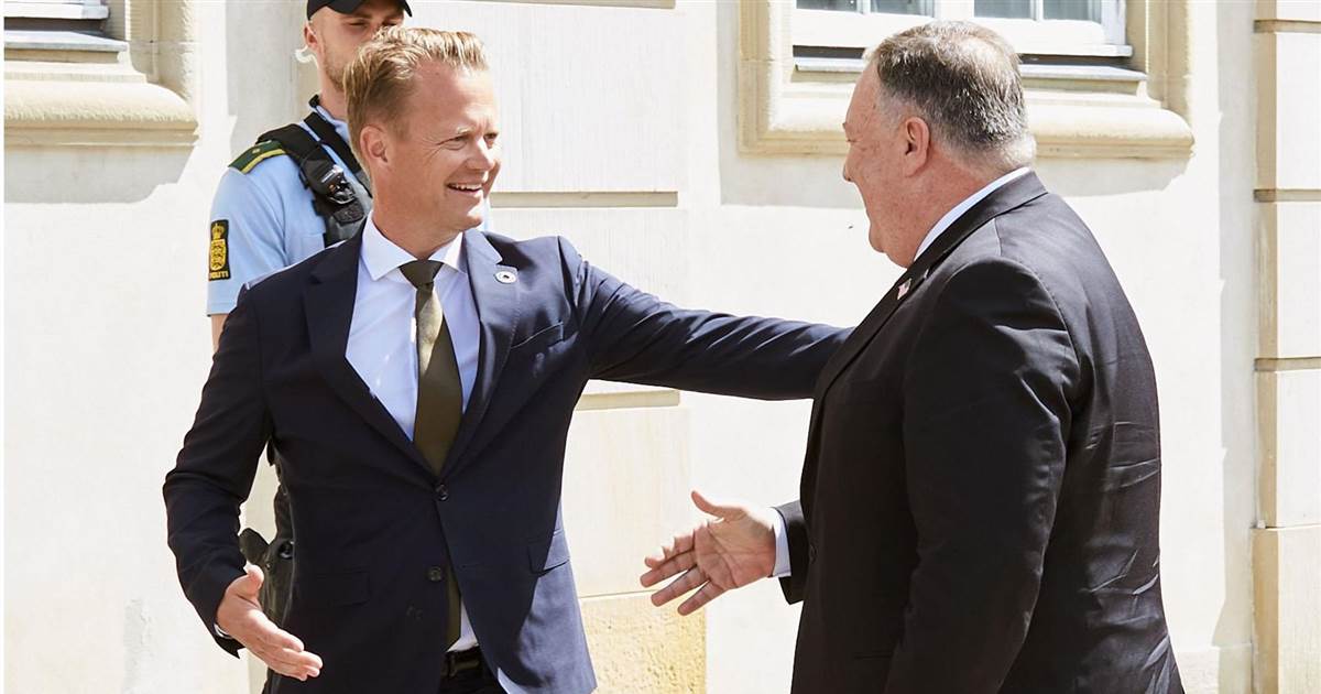 Uncover: Mike Pompeo civilly snubbed as ministers dodge his handshake