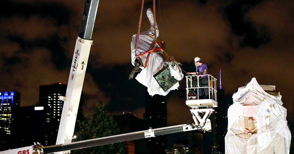 Chicago removes Columbus statue in Grant Park that protesters tried to drop