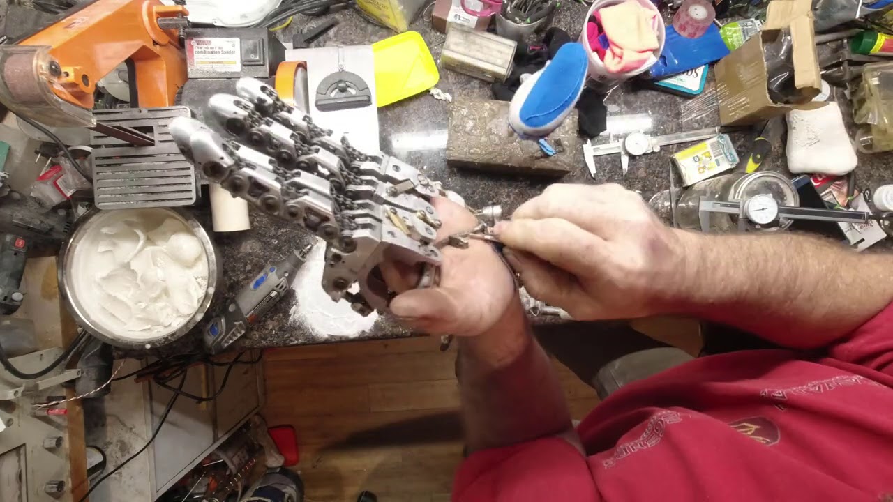 Man with one hand builds mechanical prosthetic hand for himself