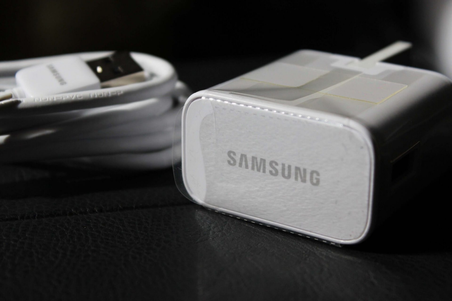 Samsung would possibly presumably observe Apple and fall in-box chargers