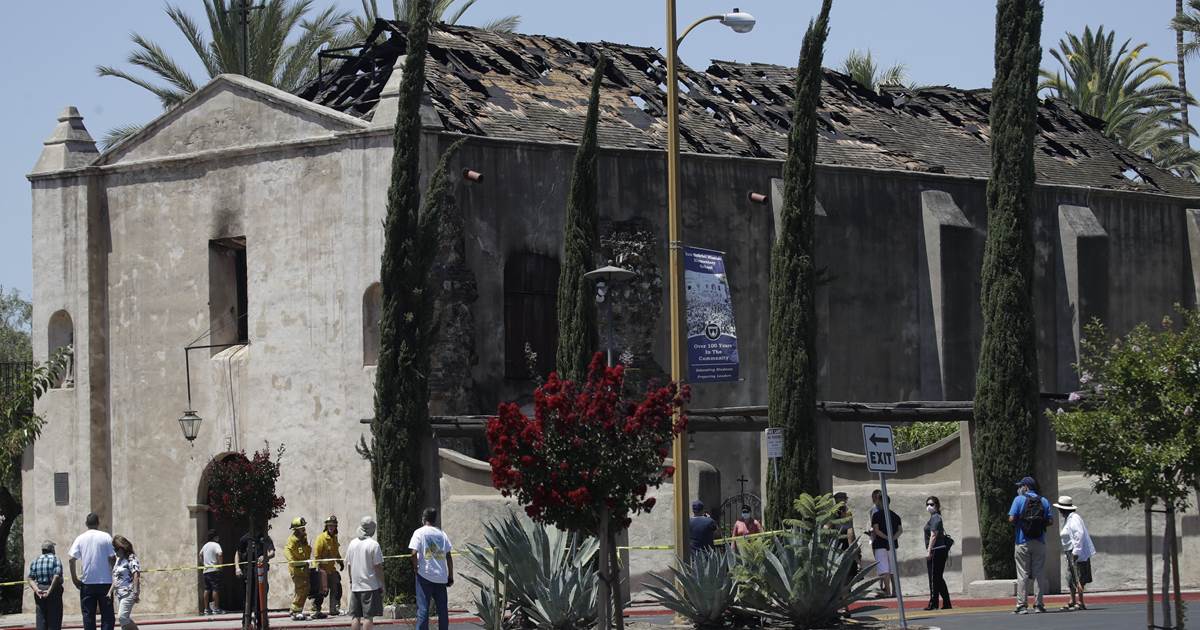 Fireplace ravages 249-One year-extinct Spanish mission in Southern California