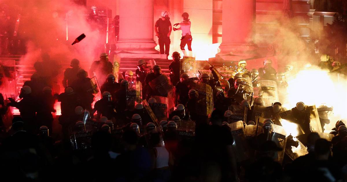 Serbian anti-govt protesters strive to storm parliament building