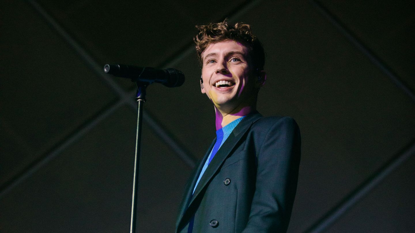 Troye Sivan’s Most up-to-date Single ‘Easy’ Is A Style Of His Synthy Fresh Sound