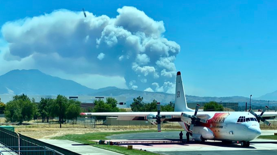 California fire spawns towering, ashy clouds