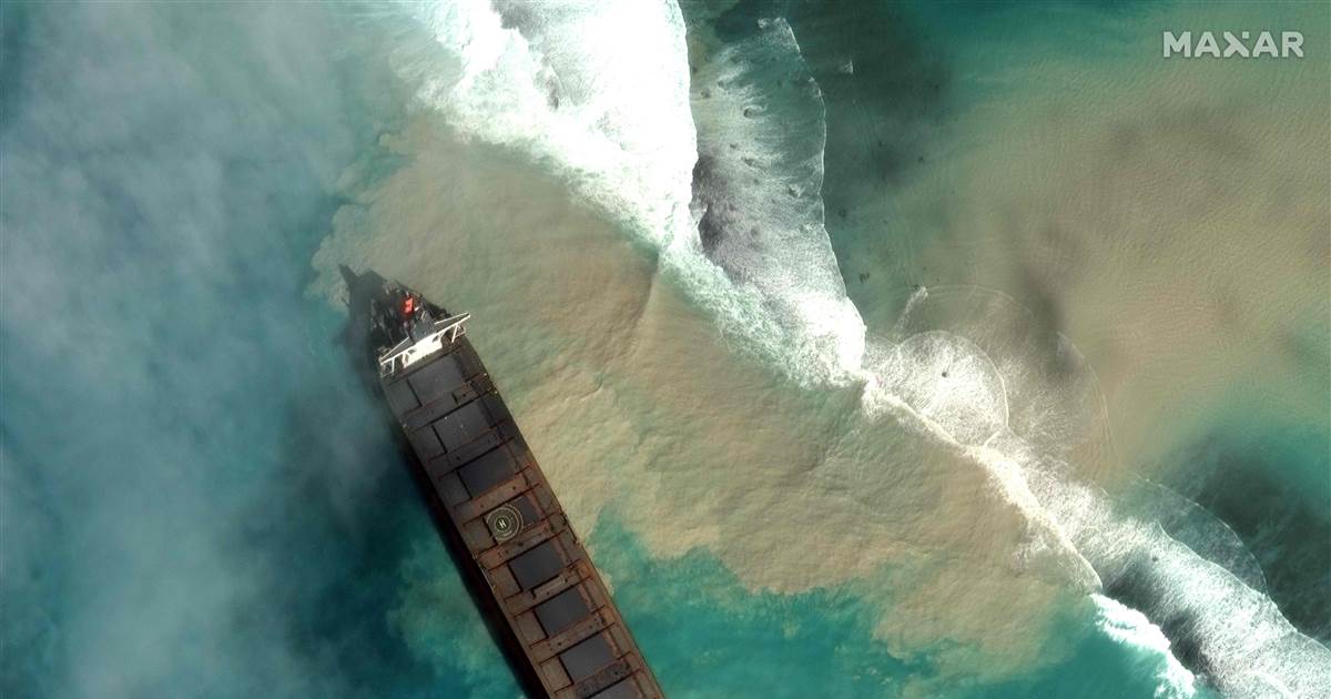 Mauritius announces emergency as stranded ship spills gas
