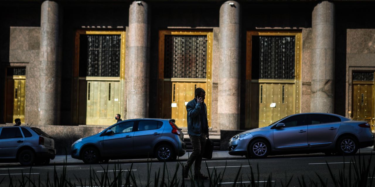 Argentines Stumble on Safety of U.S. Greenbacks, Despite Debt Deal