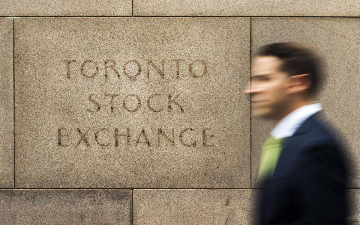 TSX climbs on upbeat earnings reports
