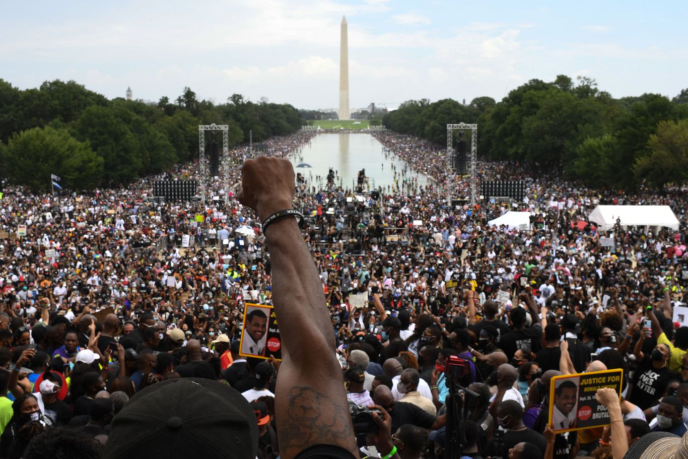 In photos: Hundreds catch at Lincoln Memorial to divulge police brutality