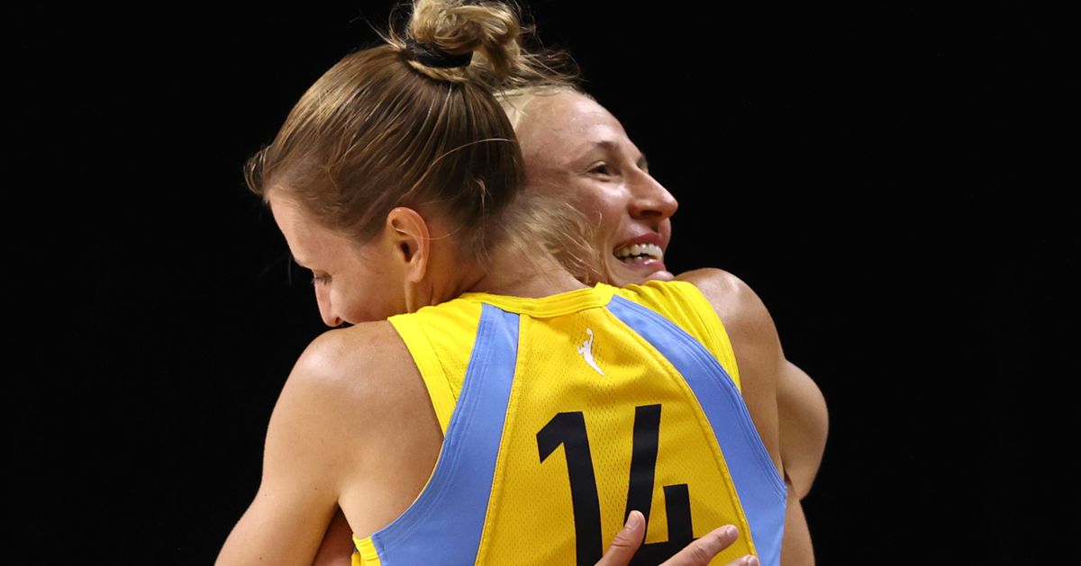 Courtney Vandersloot broke the WNBA aid story on a pass to Allie Quigley … her wife!