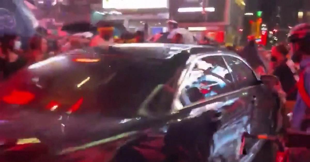 Car drives via crowd of BLM protesters in Times Square