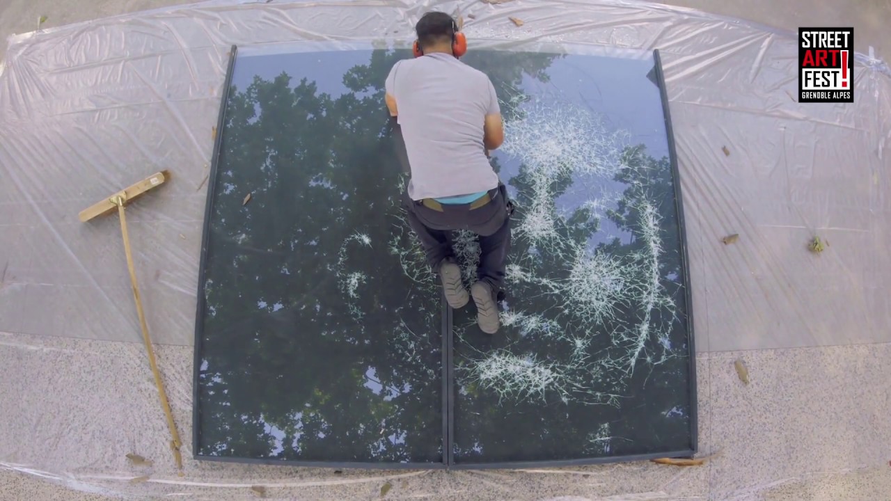 Avenue artist makes portraits by hitting windows with hammers