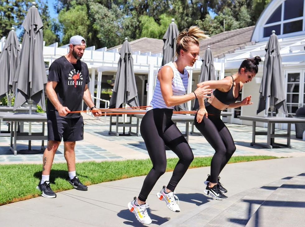 Kaley Cuoco Confirmed Off a Tough At-Residence Workout With Her Sister Briana