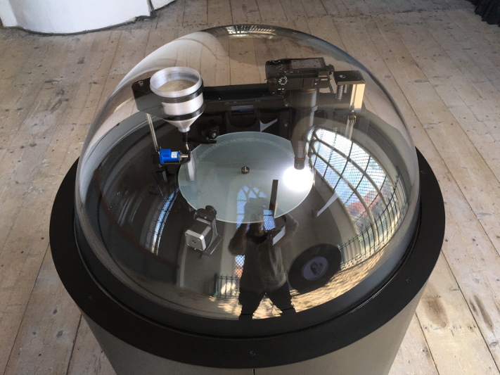 Machine that finds grains of sand that search for like faces