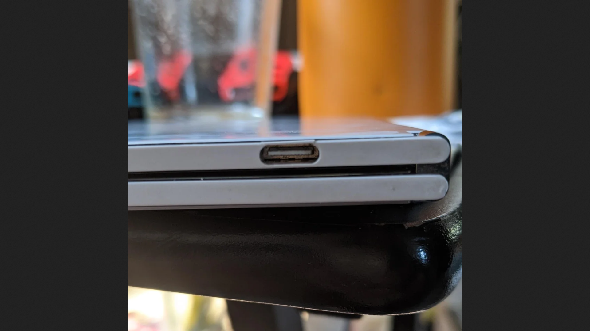 Some Microsoft Flooring Duo owners are reporting that its body cracks round the charging port