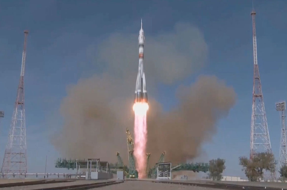 Soyuz crew launches on ‘ultrafast’ two-orbit flight to jam plan