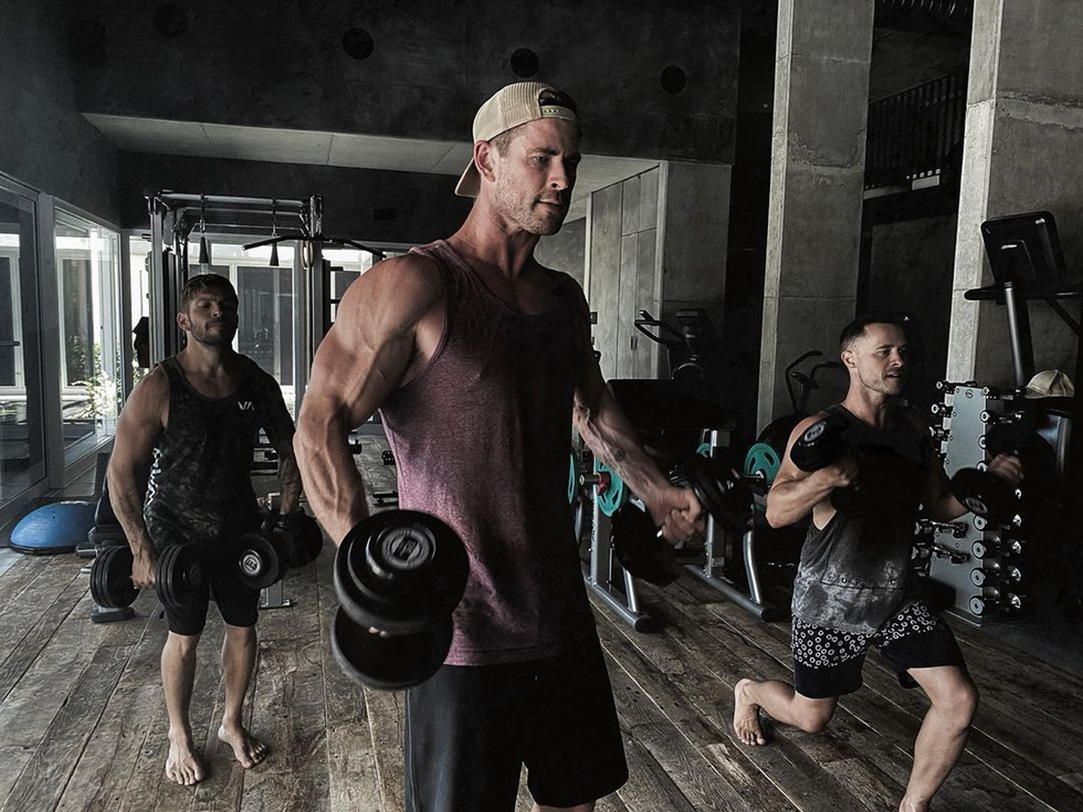 Luke Zocchi, Chris Hemsworth’s Coach, Shares His At-House Dumbbell Mutter