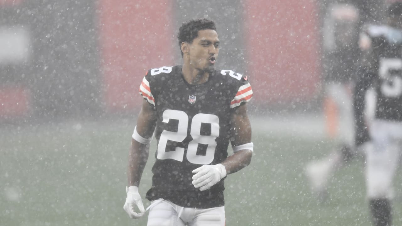 Texans-Browns kickoff delayed 37 minutes due to extreme weather in Cleveland