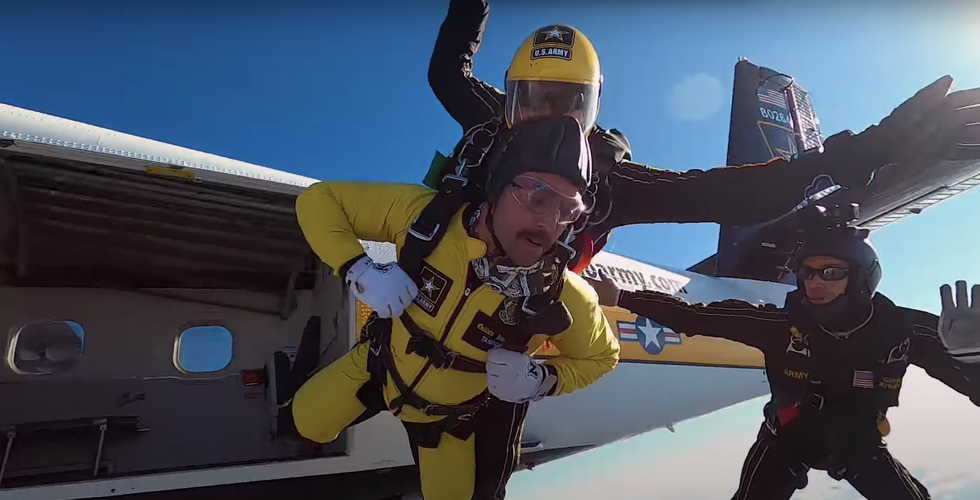 Gaze CrossFit Pro Rich Froning and His Crew Skydive With the U.S. Military