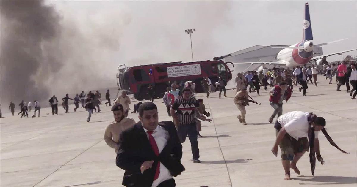 Explosions hit Aden airport as new Yemeni authorities arrives