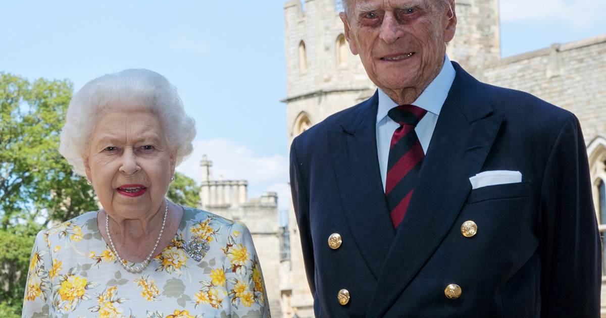 Queen Elizabeth and husband, Prince Philip, bag coronavirus vaccine