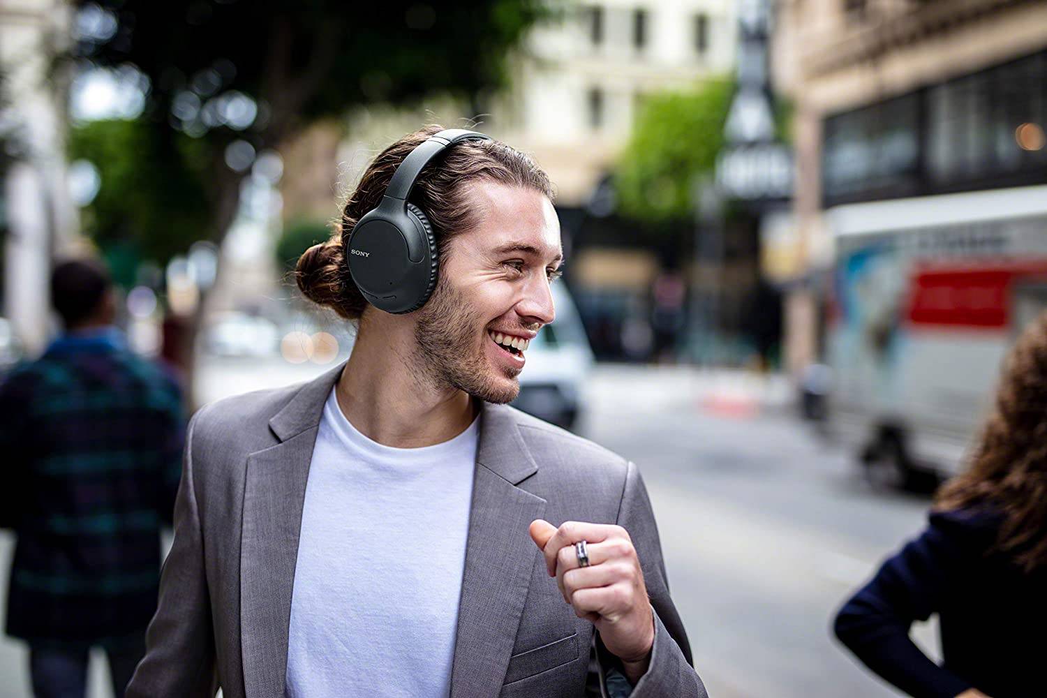$200 Sony noise cancelling headphones are down to $98 at Amazon