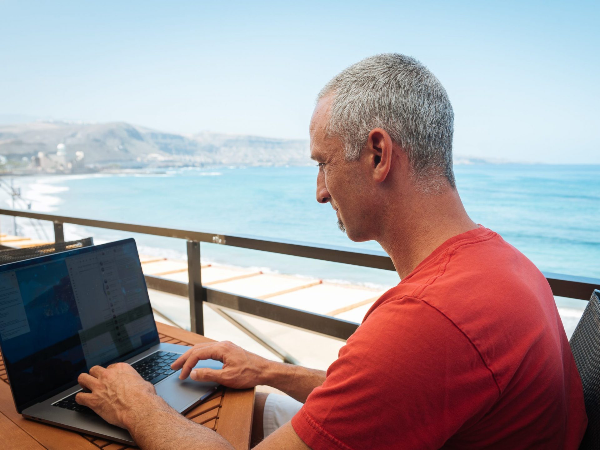 5 guidelines for working remotely wherever from the CEO who works by a seaside within the Canary Islands