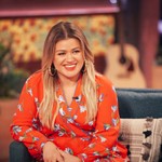 Kelly Clarkson Brings Abet a ‘Snarl’ Traditional by Conserving This Christina Aguilera & Blake Shelton Duet