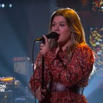 Kelly Clarkson Imagines a Soulful Rendition of This Ariana Grande Song