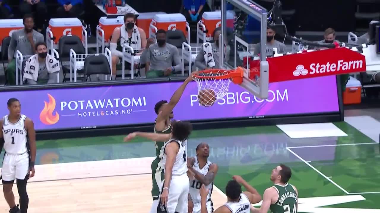 Giannis Antetokounmpo with a dunk vs the San Antonio Spurs