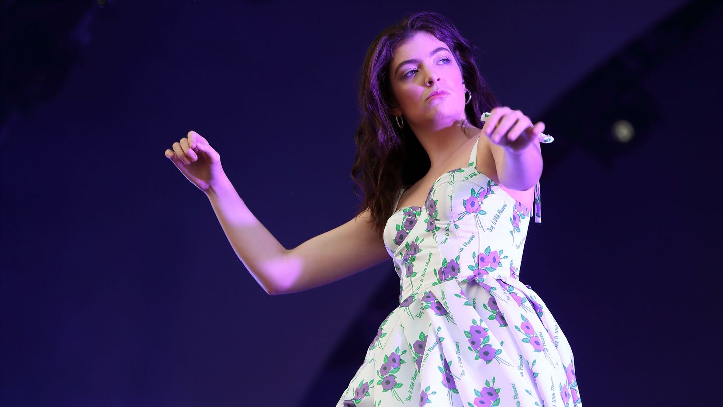 Lorde Covers Bruce Springsteen, Sips Whiskey From A Piano Bench In Original Zealand