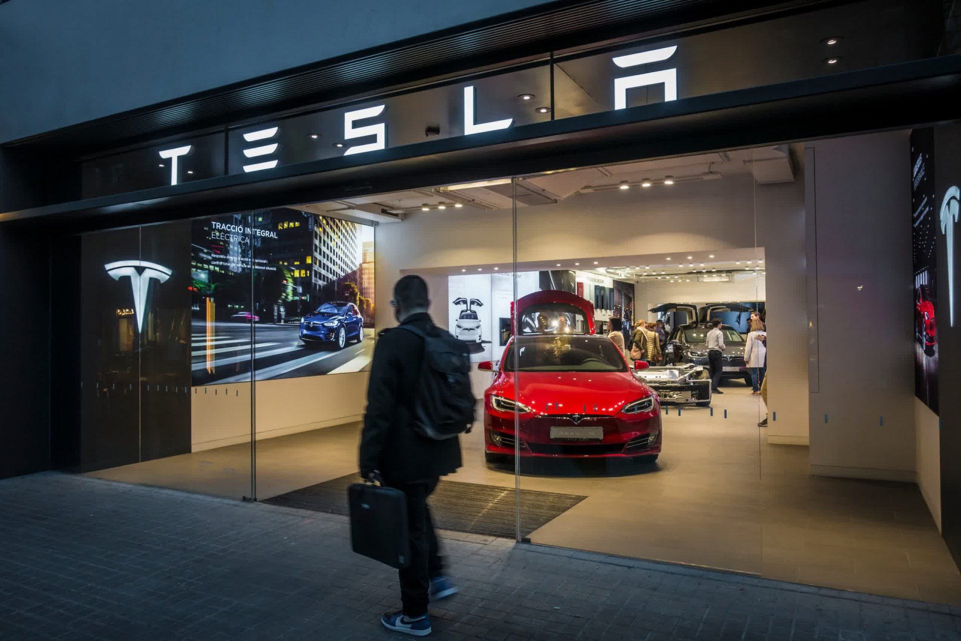 Tesla sets Q1 earnings file with $438 million in procure earnings, automobile deliveries up 100%