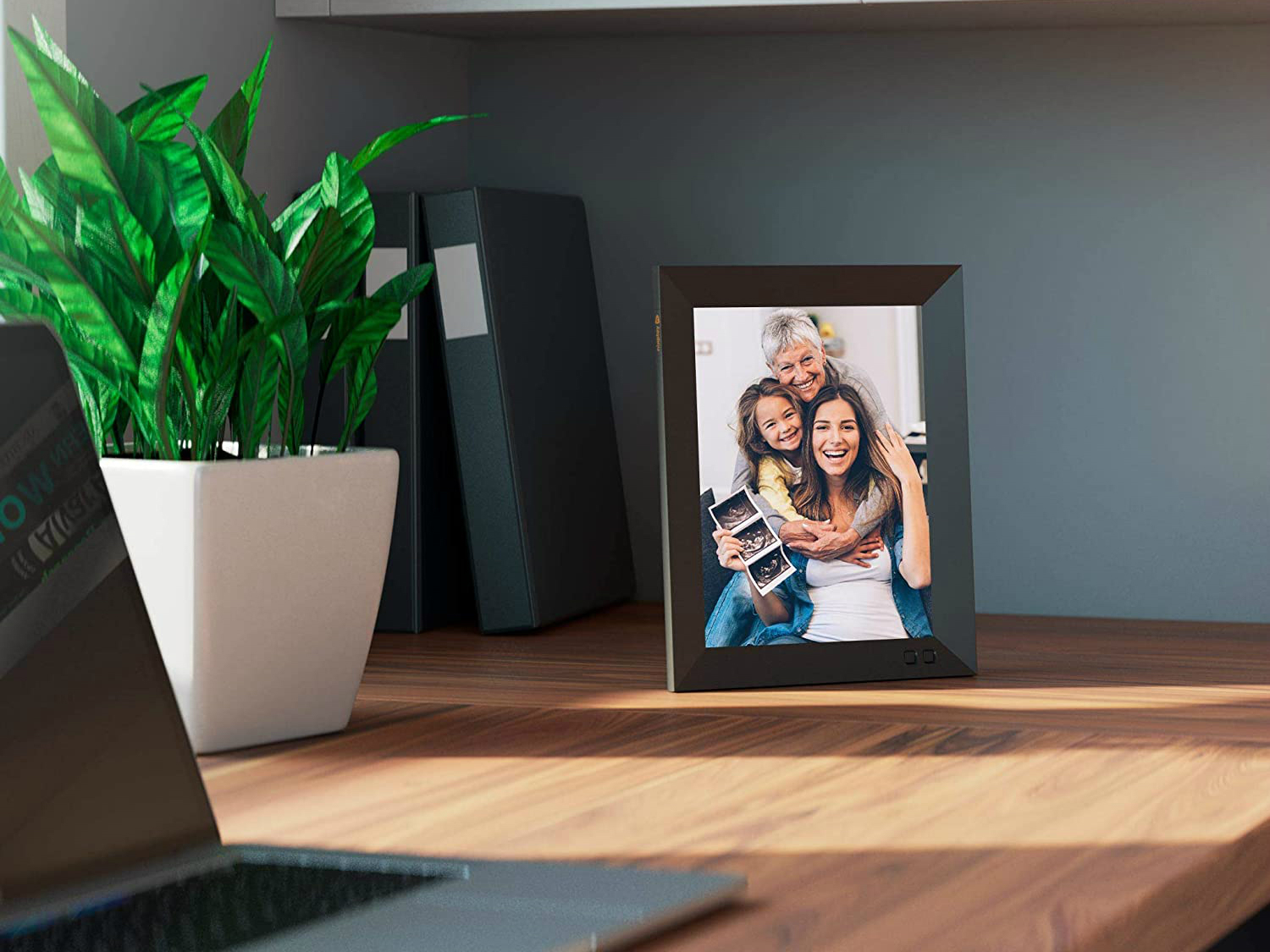 These Digital Image Frames Abet You Fragment Photos With Family and Pals