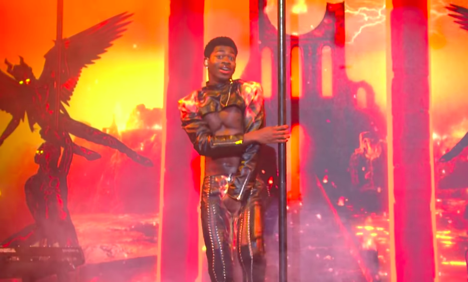 Lil Nas X Ripped His Leather Pants Whereas Pole-Dancing on Saturday Evening Dwell