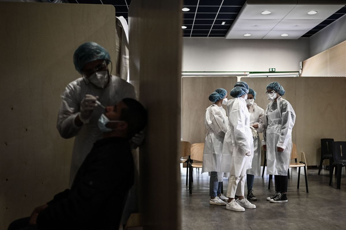 U.S. Outbreak Slows as Downside Rises Over Variant: Virus Substitute