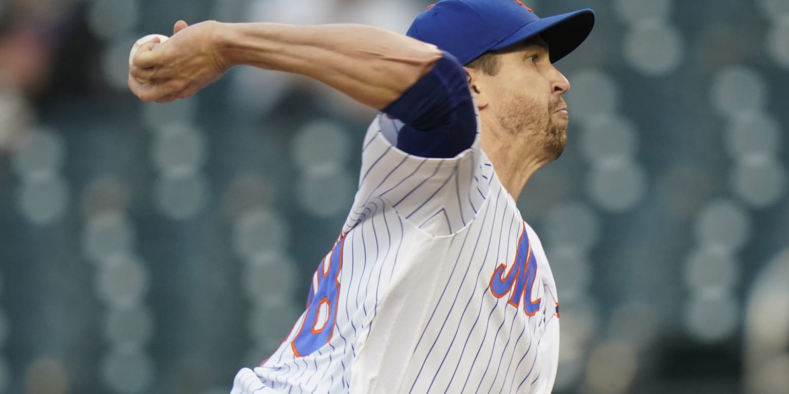 deGrom wows on mound, at plate in return