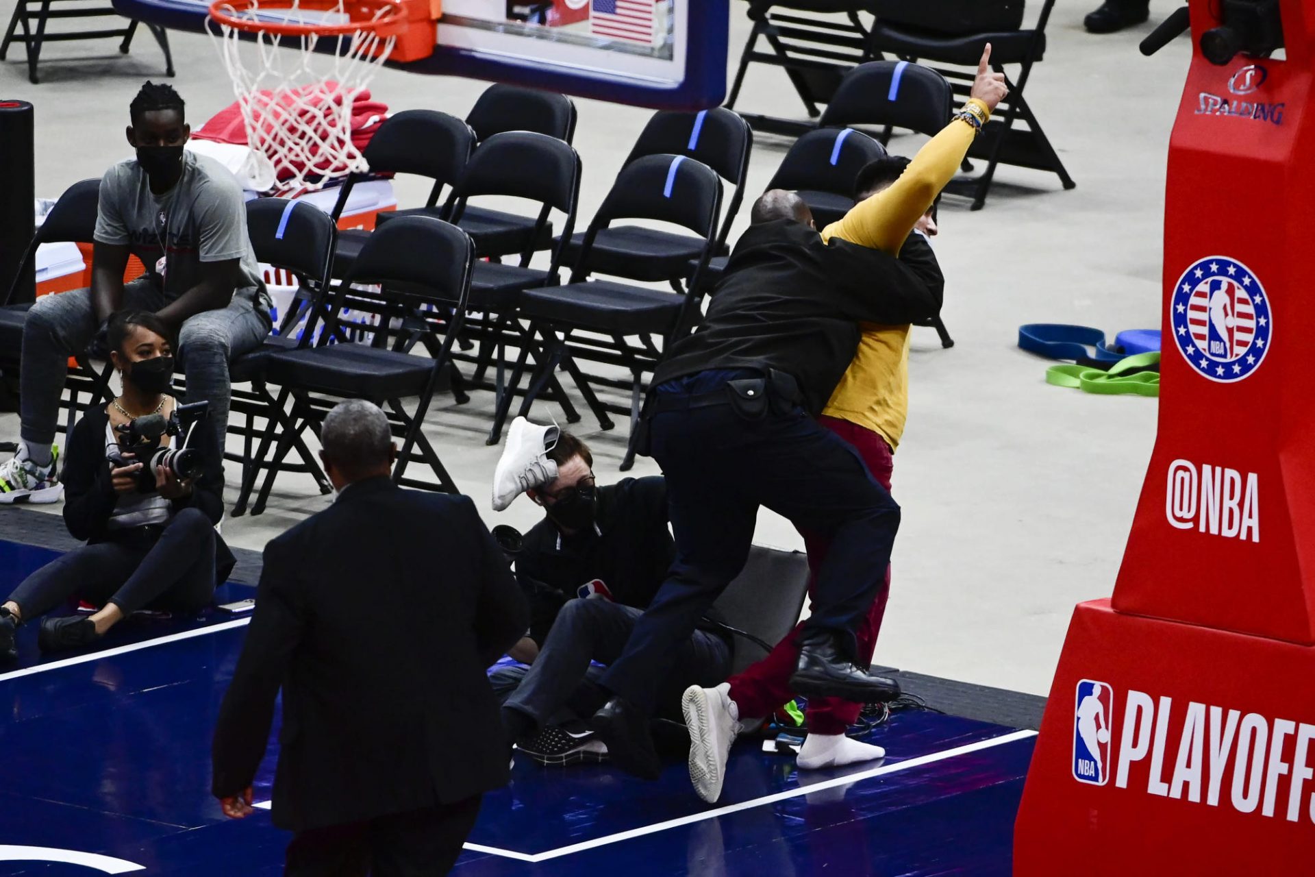 Doc Rivers, Tobias Harris react to fan operating on ground vs. Wizards