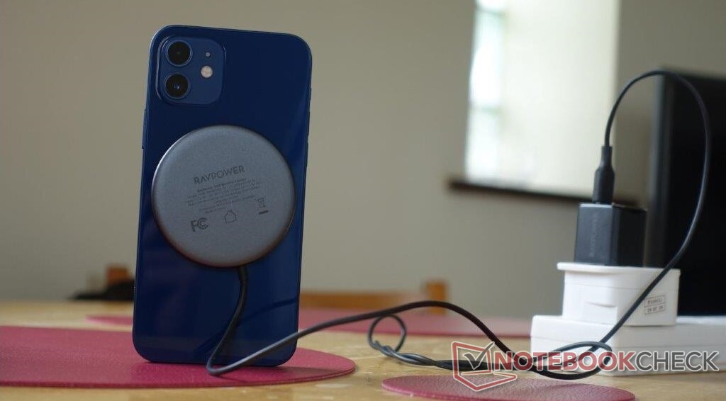 RAVPOWER 15W Wireless Charger fingers-on overview