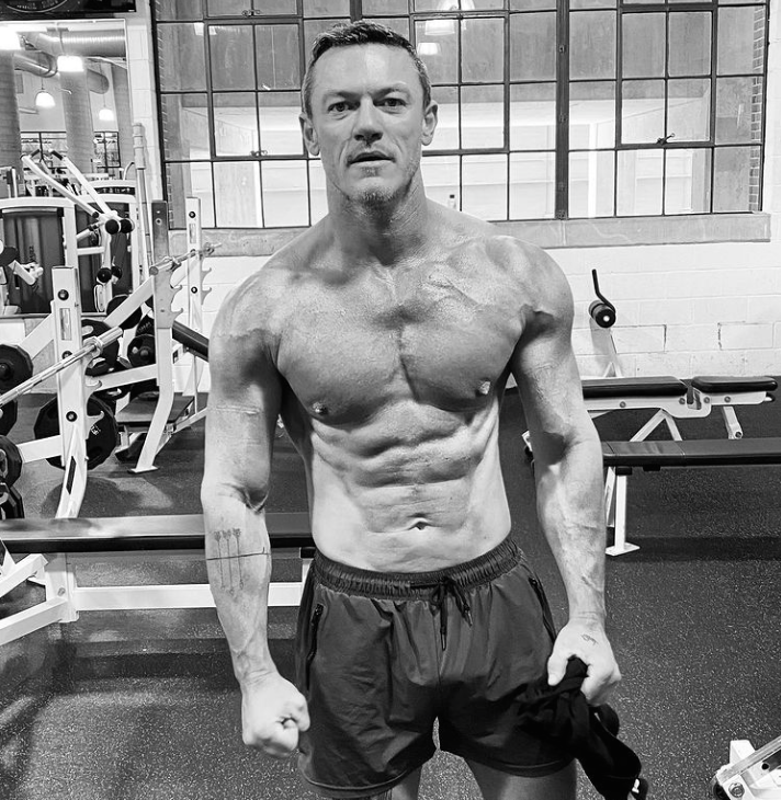 Luke Evans Fair Showed Off His Gains and Ripped Abs in a New Gymnasium Selfie
