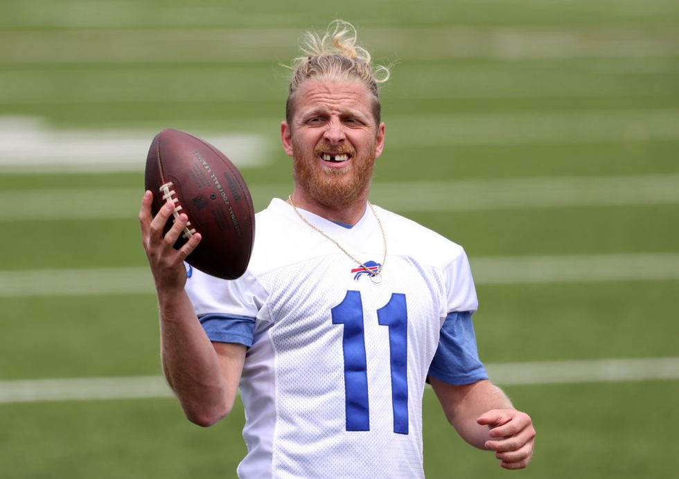 A Doctor Reacts to Bills Receiver Cole Beasley’s Refusal to Rep the Covid Vaccine