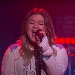 Kelly Clarkson Takes Us Home With a Quilt of Semisonic’s ‘Closing Time’