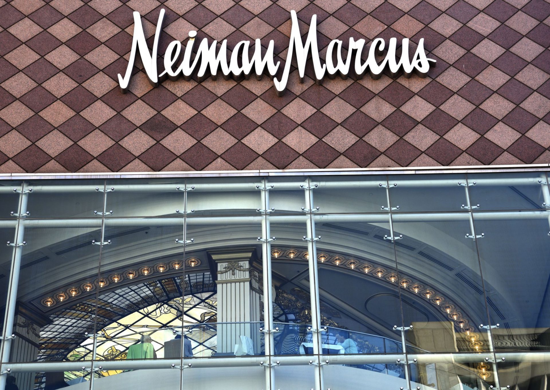 Video: Group of 10 americans runs out of SF Neiman Marcus with stolen handbags