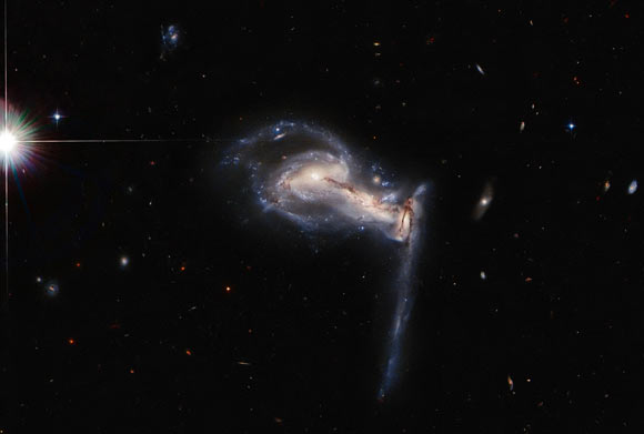 Hubble Dwelling Telescope Sees Interacting Galaxy Triplet