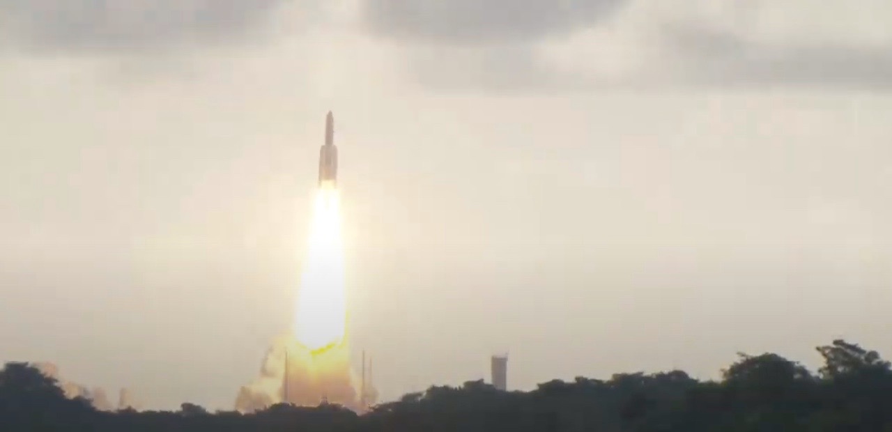 Ariane 5 rocket launches 2 communications satellites to orbit