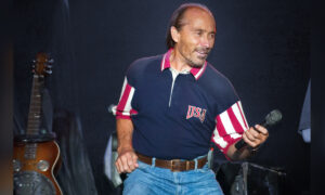 Nation Singer Lee Greenwood to Abet Create Custom House for Disabled Venerable in Alabama