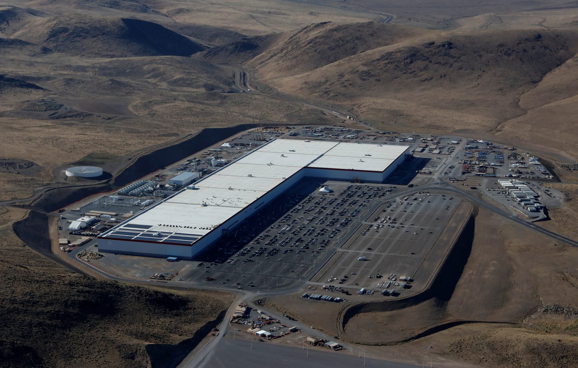 Tesla will require masks for all workers at its Nevada battery factory