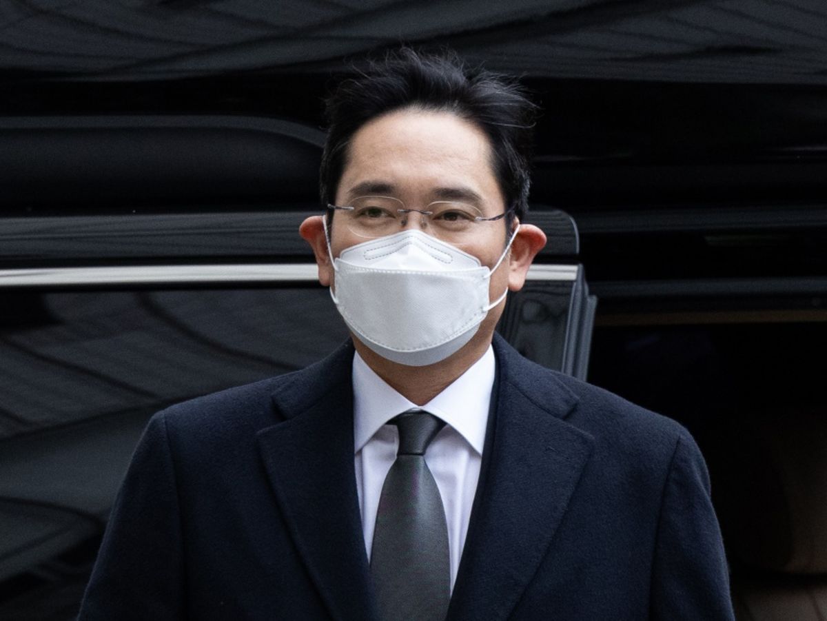 Samsung’s Lee Wins Parole After Detention heart Sentence for Bribery