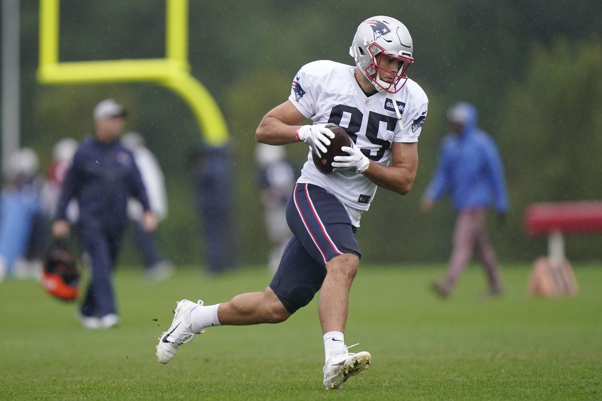 Patriots Rumors: Hunter Henry to Leave out ‘a Couple of Weeks’ with Shoulder Harm